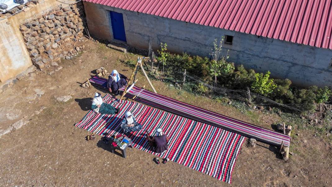 Diyarbakır’da asırlık yöntemle kilim dokuyor 10